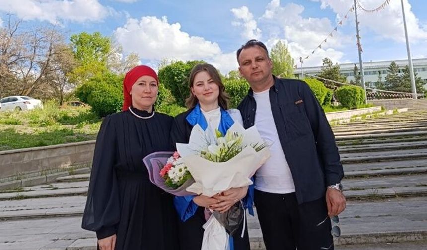AÜHF’de Mezuniyet Gururu: Gizem Karagöz Diplomasını Aldı