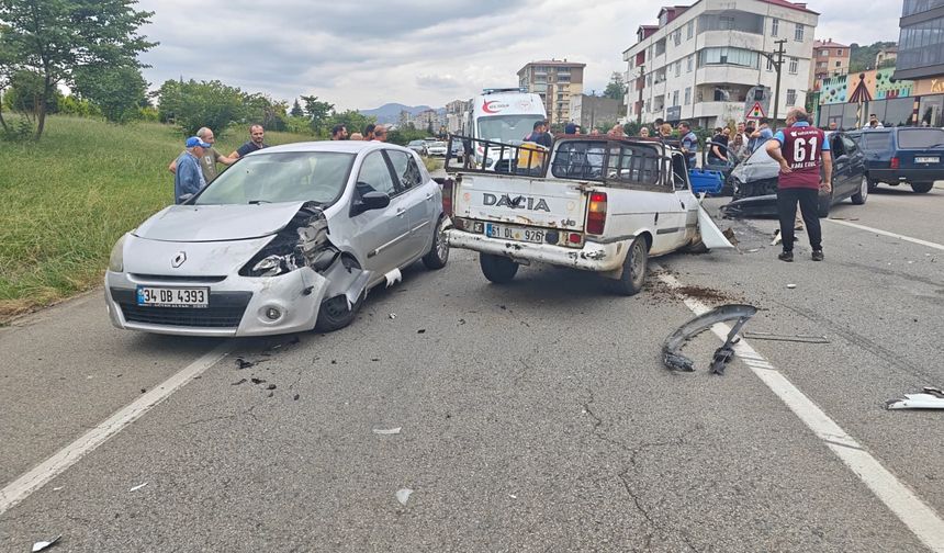 VAKFIKEBİR’DE ZİNCİRLEME TRAFİK KAZASI: 8 YARALI