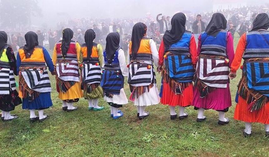 AĞASAR OTÇU ŞENLİKLERİNE 10 TAKIM YÖRESEL KIYAFETİYLE GELDİ