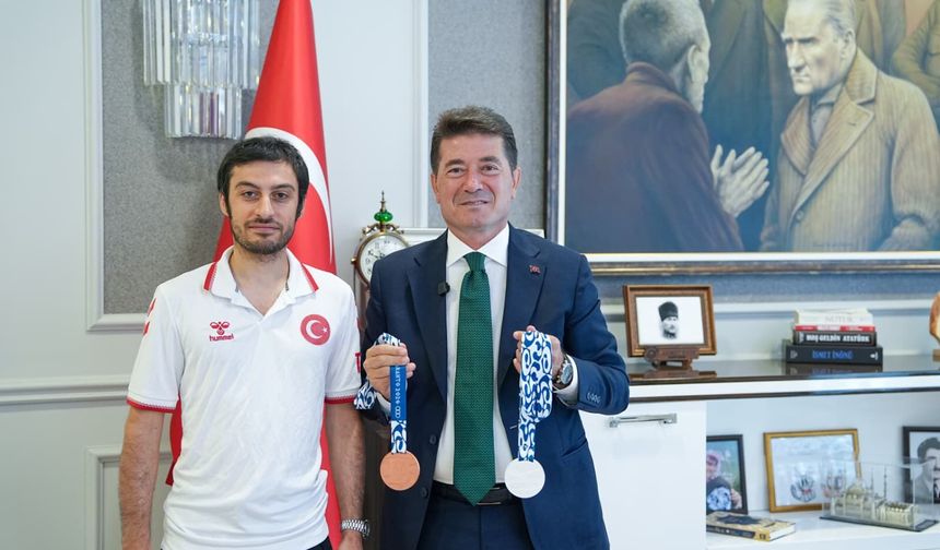 BAŞKAN KAYA, AKDENİZ OYUNLARI’NDAN MADALYALARLA DÖNEN BUĞRA SELİMZADE’Yİ AĞIRLADI