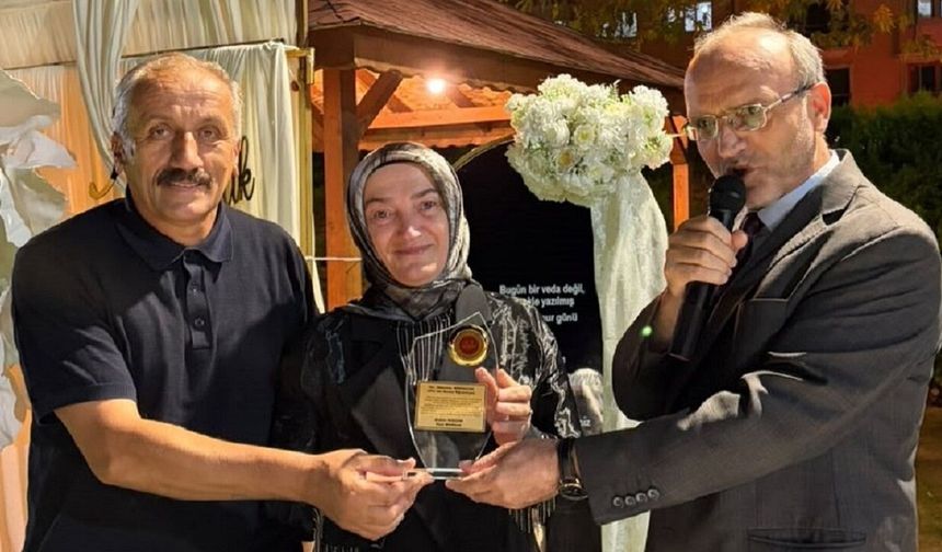 GÜLSÜM BİRİNCİ HOCAMIZA ANLAMLI VEDA